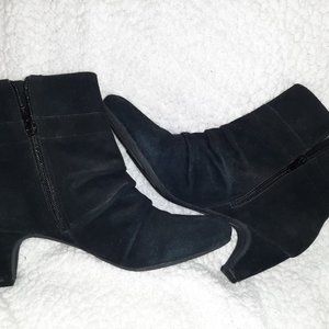GENTLY WORN SAMUEL WOMENS 8 M BLACK SUEDE HIGH HEEL ZIP UP BOOTIE, 2 1/2-IN HEEL